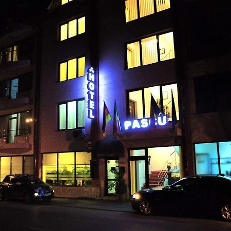 Hotel Pascu ブカレスト エクステリア 写真